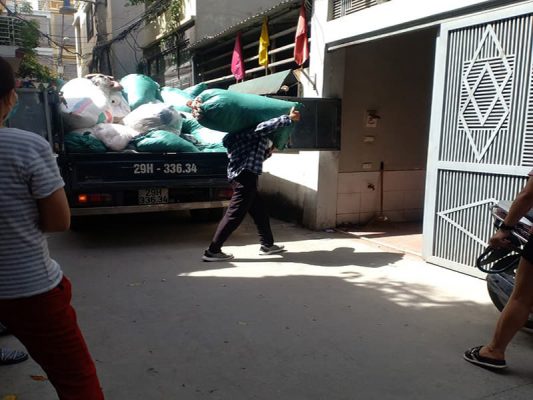 xe cắt nóc xuống hầm chung cư