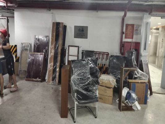 Chuyển đồ xuống hầm chung cư