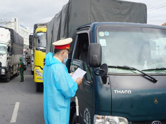 Xe vận tải vẫn đường lưu thông qua các vùng giãn cách