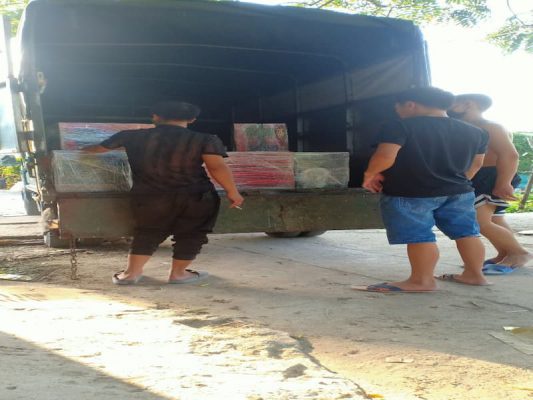 Nhân viên thực hiện trọn gói dịch vụ vận chuyển