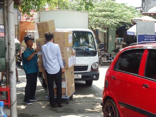 Hoạt động vận tải hàng hóa ở bến xe rất nhộn nhịp