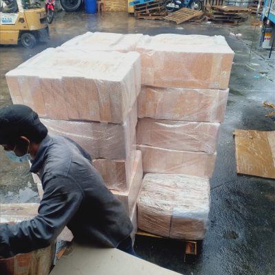 Hàng hóa được đóng gói cẩn thận xếp ngăn nắp và gắn tem