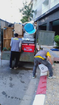 Nhân viên Đức Quyết tháo lắp đồ đạc chuyển đến địa chỉ mới