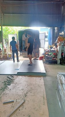 Các nhân viên của Đức Quyết thực hiện công việc đóng gói, bọc lót đồ đạc 