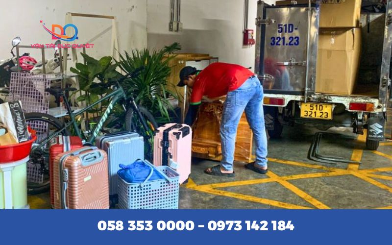 1. Giá cước vận chuyển theo loại xe tải
Tùy vào khối lượng đồ đạc và địa hình di chuyển, bạn có thể lựa chọn xe tải có tải trọng phù hợp. Chúng tôi áp dụng mức giá niêm yết rõ ràng như sau:

Loại xe tải	Giá mở cửa (3.5km đầu)	Từ 3.5km – 15km	Trên 15km	Thời gian chờ
Xe 500kg	200.000 VNĐ	13.000 VNĐ/km	12.000 VNĐ/km	60.000 VNĐ/giờ
Xe 1 tấn	250.000 VNĐ	14.000 VNĐ/km	13.000 VNĐ/km	60.000 VNĐ/giờ
2. Phí bốc xếp đồ đạc tại 2 đầu điểm đi – điểm đến

Tất cả các phương tiện đều có thể kèm thêm nhân công bốc xếp. Mức giá được quy định theo tải trọng xe:

Tải trọng xe	Chi phí bốc xếp 2 đầu
Xe 500kg	200.000 VNĐ/xe
Xe 750kg	200.000 VNĐ/xe
Xe 1.5 tấn	400.000 VNĐ/xe
Xe 1.9 tấn	600.000 VNĐ/xe
Xe 2 tấn	800.000 VNĐ/xe
3. Các chi phí phát sinh khác (nếu có)

Vận tải Đức Quyết luôn tạo điều kiện tốt nhất cho khách hàng với nhiều vật tư đóng gói hoàn toàn miễn phí, đồng thời áp dụng phí bổ sung minh bạch cho các dịch vụ đặc thù:

Thùng Carton, màng PE, băng keo, bịch xốp: Miễn phí 100%

Công tháo lắp máy lạnh: 100.000 VNĐ/máy

Tháo lắp nội thất (giường, tủ, bàn ghế, vách ngăn…): tính theo thực tế

Vận chuyển qua cầu thang bộ: phụ thuộc vào số tầng và khối lượng

Kéo đồ vào hẻm nhỏ hoặc hầm chung cư: báo giá linh hoạt theo khoảng cách

Đặc biệt, dù bạn là sinh viên, nhân viên văn phòng, hộ gia đình nhỏ hay gia đình có khối lượng đồ lớn, dịch vụ chuyển nhà chung cư trọn gói Hà Nội của Đức Quyết đều có gói linh hoạt phù hợp túi tiền, đảm bảo vừa nhanh – vừa an toàn – vừa tiết kiệm.

Lưu ý: Bảng giá trên chưa bao gồm 10% thuế VAT và phí cầu đường, được tính theo đồng hồ công tơ km do Sở GTVT niêm phong hoặc theo bản đồ vệ tinh chính xác.